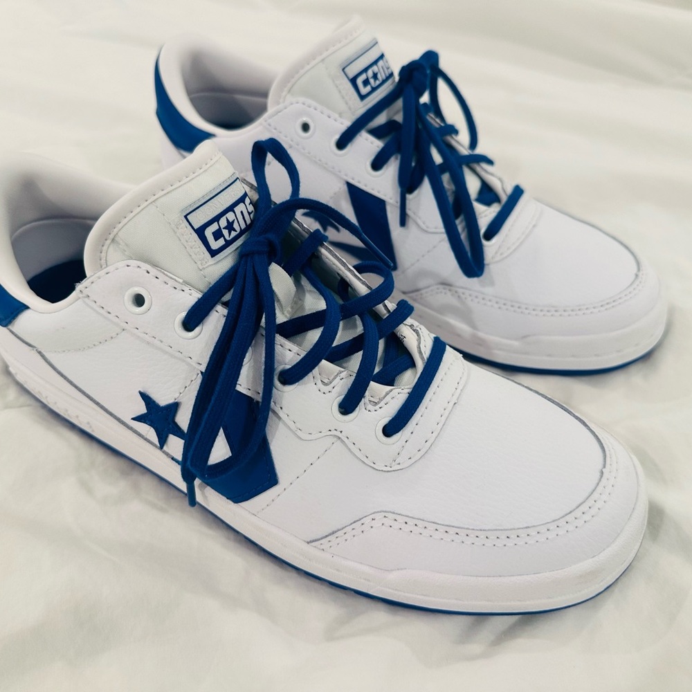 Converse Mens Size 8 & Women’s Size 9.5 Leather White and Blue Star Sneakers